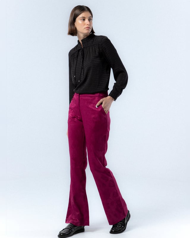 El Pantalón Verónica es una pieza llamativa y elegante para tu armario de otoño. Con su vibrante diseño floral y corte ajustado, este pantalón aporta un toque de sofisticación a cualquier conjunto. Combínalo con blusas ligeras y tacones para un look chic y moderno.
  
  
  
  Pantalón con cinturilla.
  
  Cierre frontal con cremallera y gancho metálico.
  
  Bolsillos laterales.