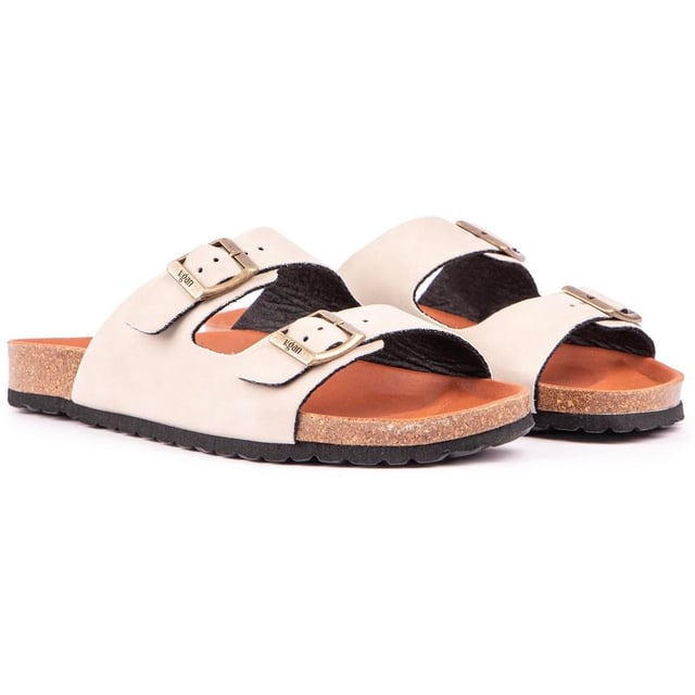 Moda con conciencia y sensación de bienestar, la sandalia con plantilla Mango V.gan, sencilla y ecológica, no solo es buena para tus pies, sino que también es respetuosa con los animales, sostenible y de origen ético. La cómoda sandalia de doble correa está rematada con hebillas metálicas ajustables y la chancla clásica ofrece la plantilla moldeada con la marca.