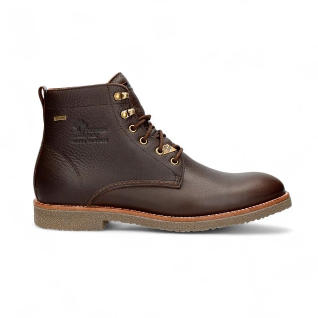 Die braunen Herren-Stiefeletten Glasgow Gtx C2 von Panama Jack sind die perfekte Kombination aus Stil, Komfort und Haltbarkeit. Diese Stiefel bestehen aus wasserfestem, braun geöltem Nappaleder und sind so gebaut, dass sie den Elementen standhalten. Das Gore-Tex®-Futter sorgt für atmungsaktive, Wasserdichter Schutz, während die herausnehmbare anatomische Innensohle individuellen Komfort und Halt bietet. Mit einer flexiblen und langlebigen TPU-Gummisohle sind diese Stiefel ideal für den ganzen Tag. Mit einem Schnürverschluss für einen sicheren Sitz, einer Schafthöhe von 15 cm Mit einer Absatzhöhe von 3 cm bieten sie ein schlichtes und funktionales Design.

Merkmale:

Wasserdichtes braunes geöltes Nappaleder
Gore-Tex®-Futter für atmungsaktiven, wasserdichten Schutz
Herausnehmbare anatomische Innensohle
Flexible und langlebige TPU-Gummisohle
Schnürverschluss für sicheren Sitz
Schafthöhe: 15 cm
Absatzhöhe: 3 cm
100 % hergestellt in Spanien.