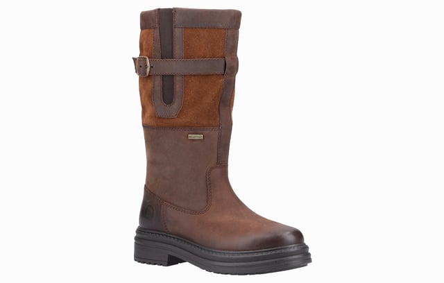 The Broadwell boot is the perfect addition to your winter wardrobe, offering both style and practicality. With suede-panelled uppers and a side gusset for a comfortable fit, this boot is designed to keep your feet warm and dry through the cold months. Featuring the signature waterproof membrane and a chunky sole for added traction, it's ideal for winter weather. The buckle detailing on the gusset adds a touch of rugged charm, making Broadwell both functional and fashionable for the season.- Suede-panelled upper & side gusset
- Waterproof membrane
- Buckle detailing on the gusset
- Chunky sole
- Cotswold branding