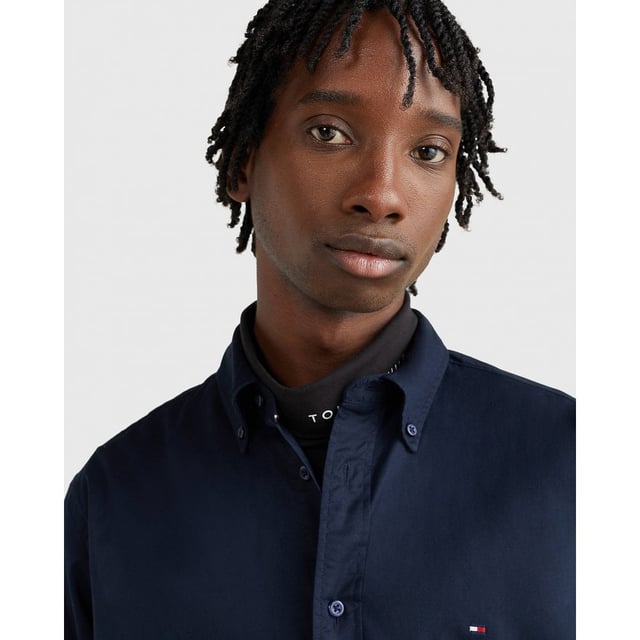 Heren overhemd van het merk Tommy Hilfiger. De overhemden van Tommy Hilfiger zijn gemaakt van biologisch katoen, en hebben een slim fit pasvorm. Het zachte katoen zorgt voor een heerlijk draagcomfort.  Merk: Tommy HilfigerModelnaam: Core Flex PoplinCategorie: heren overhemdMaterialen: biologisch katoenKleur: blauw