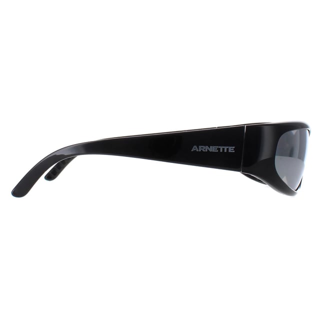 Las gafas de sol Arnette Rectangle Mens Black Dark Grey AN4283 Shyguy son el punto de encuentro entre la elegancia atemporal y el estilo contemporáneo. Estas gafas de sol irradian un encanto atemporal con su forma rectangular universalmente favorecedora y sus icónicas opciones de color, mientras que sus materiales superiores y su comodidad durante todo el día garantizan una experiencia de uso encantadora. Tanto si pasea por un bulevar como si se relaja en la playa o asiste a un evento formal, estas gafas complementarán su estilo sin esfuerzo.