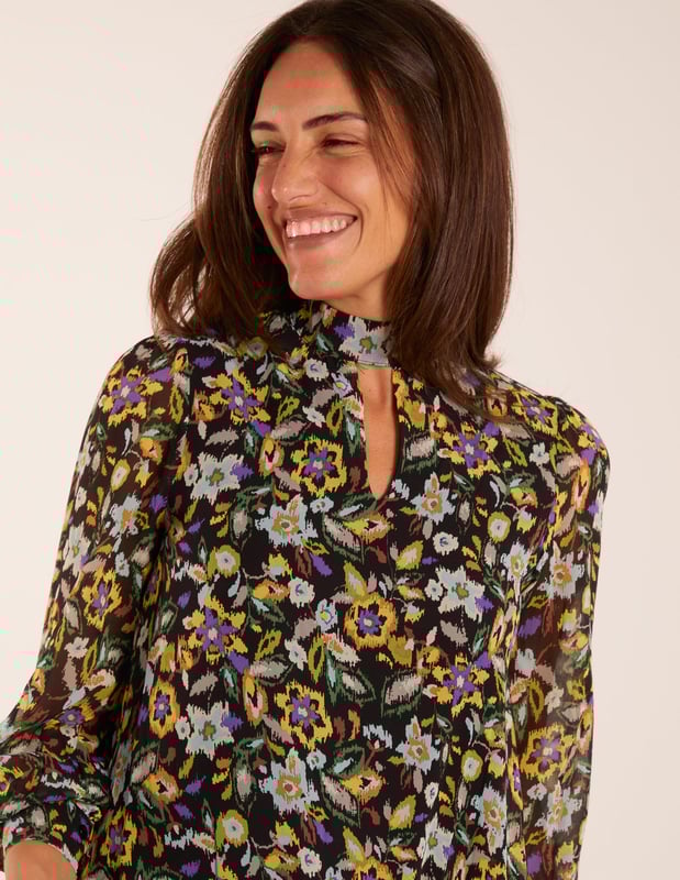This chiffon swing dress provides everything you need this AW! Team this beautiful detailed dress with knee high boots and tights, along with a leather looked jacket to complete the look!