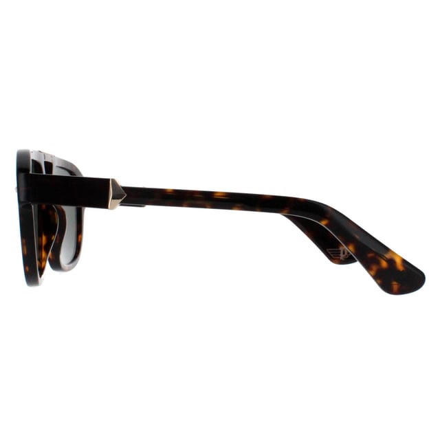 Las gafas de sol Police Square Mens Shiny Dark Havana Green SPLL19 Monument 1 destilan sofisticación moderna con un diseño audaz y geométrico que capta la atención a la vez que proporciona la máxima comodidad. Con una montura ligera, estas gafas de sol mejoran la claridad visual, por lo que son ideales para los días soleados. La distintiva forma angular añade un toque vanguardista, complementado por el icónico logotipo de Police que muestra un compromiso con el estilo y la calidad. Ya sea para ir a la playa o para pasear por la ciudad, las gafas de sol SPLL19 son la combinación perfecta de moda y funcionalidad, y le garantizan un aspecto impecable a la vez que protegen sus ojos.