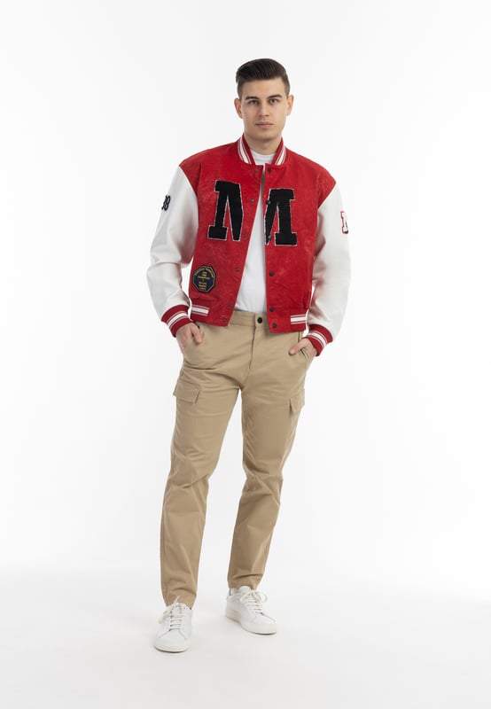 College-stijl wordt opnieuw geïnterpreteerd met deze jas van Mo. Het trendy model is gemaakt van een zacht materiaal en voorzien van de typische contrasterende mouwen. Maar ook de karakteristieke gestreepte ribgebreide manchetten, de paspelzakken aan de zijkant en de borduursels en patches van badstof dragen bij aan een authentieke retro-look.  Jas