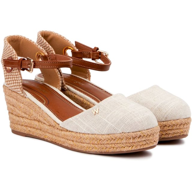 Womens natural Wrangler bela sandals, manufactured with textile and a rubber & rope sole. Featuring: gold hardware, wrangler branding, rope edge sole, branded insole and heel height 6cm.