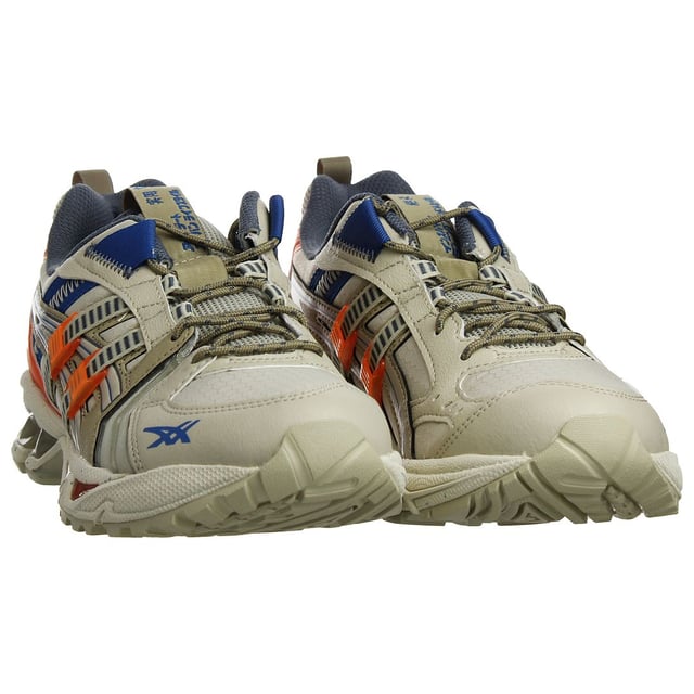 ASICS Gel-Kayano 14 RE Zapatillas deportivas beige para hombre, una combinación perfecta de estilo y rendimiento. Estas zapatillas están diseñadas para mejorar tu rendimiento deportivo y mantenerte a la moda con su elegante color beige. Con una herencia basada en la estabilidad y la sujeción, la serie Gel-Kayano sigue superando los límites de la comodidad y el rendimiento, y la Gel-Kayano 14 RE no es una excepción.

Características principales:

 RE (Recycled Edition):  El compromiso de ASICS con la sostenibilidad brilla en las Gel-Kayano 14 RE. Estas zapatillas están fabricadas con materiales reciclados, lo que las convierte en una opción ecológica para los atletas concienciados con el medio ambiente.

 Tecnología GEL: Las Gel-Kayano 14 RE incorporan la famosa tecnología de amortiguación GEL de ASICS en el talón, que proporciona una amortiguación y comodidad superiores, permitiéndote ir más allá sin molestias.

 Sujeción dinámica DuoMax: Estas zapatillas incorporan el sistema de sujeción DuoMax, que mejora la estabilidad y ayuda a controlar la sobrepronación. Esto es especialmente beneficioso para los corredores con pies planos o aquellos que buscan un apoyo adicional durante los entrenamientos.

 Mediasuela FlyteFoam: La entresuela FlyteFoam ofrece un rebote y una capacidad de respuesta excepcionales. Es ligera y duradera, lo que garantiza una pisada cómoda tanto si corres, entrenas o simplemente paseas por la ciudad.

 Parte superior transpirable: La parte superior de las Gel-Kayano 14 RE está fabricada con un material de malla transpirable que favorece la circulación del aire, manteniendo los pies frescos y secos durante los entrenamientos intensos.

 Sistema de sujeción del talón: La tecnología Heel Clutching System de ASICS proporciona un ajuste seguro y ceñido alrededor del talón, reduciendo el deslizamiento y mejorando la estabilidad general.

 Detalles reflectantes: Para mayor seguridad en condiciones de poca luz, estas zapatillas cuentan con detalles reflectantes que aumentan tu visibilidad ante los demás, lo que las hace adecuadas para entrenamientos a primera hora de la mañana o por la noche.