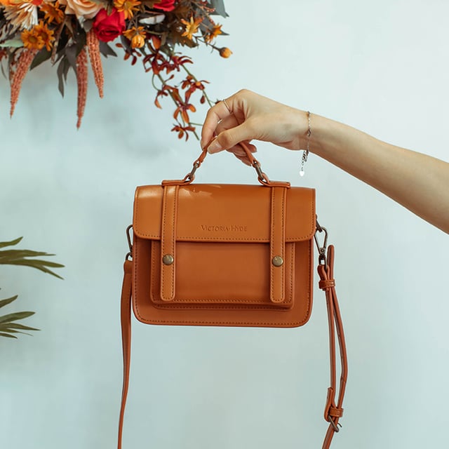 Tradition meets modernity! With the brand new Satchel handbag, Victoria Hyde London quotes traditional satchels and adapts the style of the past to our modern times. The brown handbag opens with two golden buttons. When you open the bag, three compartments, including one with a zip, immediately catch your eye. This means your essentials are always perfectly stowed away and organised. Your new favourite piece can be worn casually as a crossbody bag, cool over the shoulder or elegantly in the hand. The golden accents of this brown handbag stylishly round off the look of the bag. Dimensions: 19cm x 15cm x 6cm, Length of the carrying strap: 96.5cm,  Height of the carrying strap: 47cm