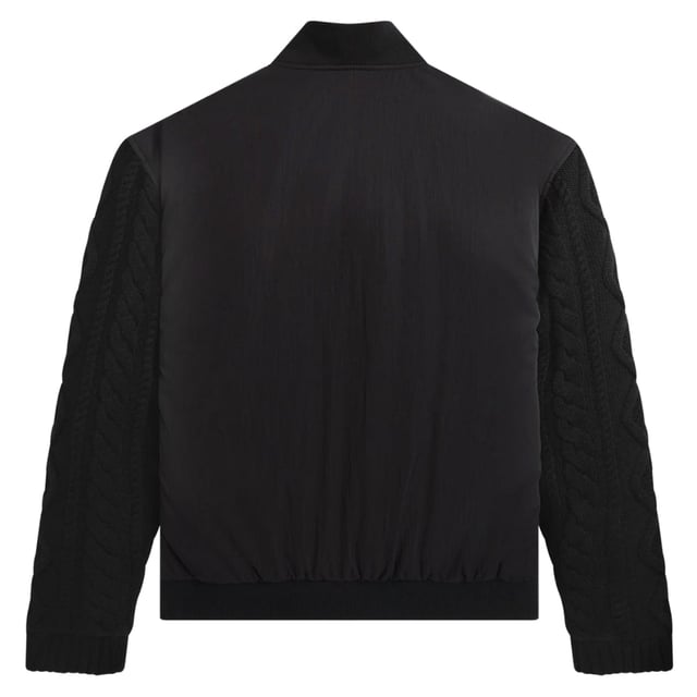 Blijf warm en stijlvol in de Fred Perry Black Jacket. Deze jas heeft een klassiek ontwerp en is perfect voor elk buitenavontuur. Terwijl de zwarte kleur een vleugje verfijning toevoegt. Laat het koude weer je er niet van weerhouden om in stijl op verkenning te gaan. Gebreide kabelmouwen, bomberjack. Materiaal mouwen: 50% acryl, 50% wol. Elastische mouw en zoom, merkbadge op de linkerborst, Materiaal: 742% polyester, 27% polyamide, Voering: 100% polyester, Vulling: 100% gerecycled polyester, Zwarte jas