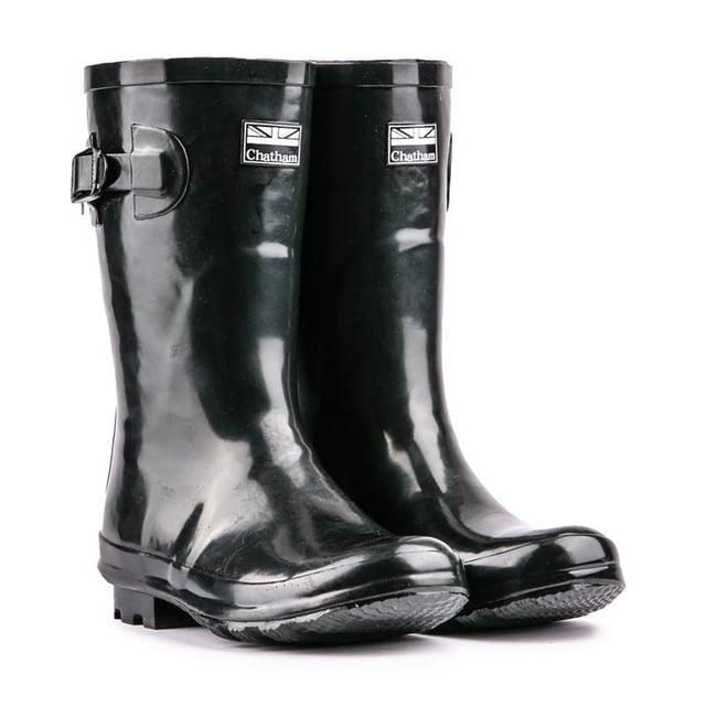 The Belton Short Wellington Boot Is A Slightly Shorter Version Of The Original Tall One. The Stylish And Practical Women's Welly From Chatham Marine Has A Traditional But Modern Appearance With Its Side Buckle Fastening And Chatham Logo On The Front. These Waterproof Rubber Boots Are Perfect For Those Rainy Days Out And About, Or As A Fun Part Of An Outfit.