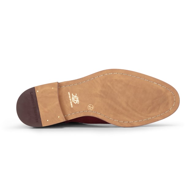 Mejora tu colección de calzado con los botines Chelsea sin cordones de ante en color tostado para hombre de London Brogues. Fabricadas con ante de primera calidad, estas botas ofrecen un aspecto y una sensación lujosos, perfectos para realzar atuendos tanto casuales como formales. El cómodo diseño sin cordones presenta paneles laterales elásticos para un ajuste ceñido y fácil de usar. Con una suela de cuero duradera que proporciona un agarre superior, estas botas son adecuadas para diversas superficies y condiciones climáticas. Disfruta de comodidad durante todo el día con la plantilla acolchada, lo que las hace ideales para largas horas de pie. Ante de primera calidad para una apariencia sofisticada Comodidad sin cordones con paneles laterales elásticos Suela duradera con agarre superior para tracción Plantilla acolchada para mayor comodidad ideal para uso prolongado