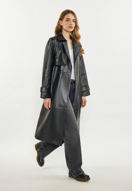 Dompel jezelf onder in tijdloze verfijning met deze klassieke trenchcoat, gemaakt van luxueus lamsleer. Een brede kraag met revers en een wikkelstijl, vastgebonden met een bijpassende riem, benadrukken het figuur. De voorkant wordt gesloten met comfortabele knopen. De jas creëert een buitengewone vintage styling.  Jas