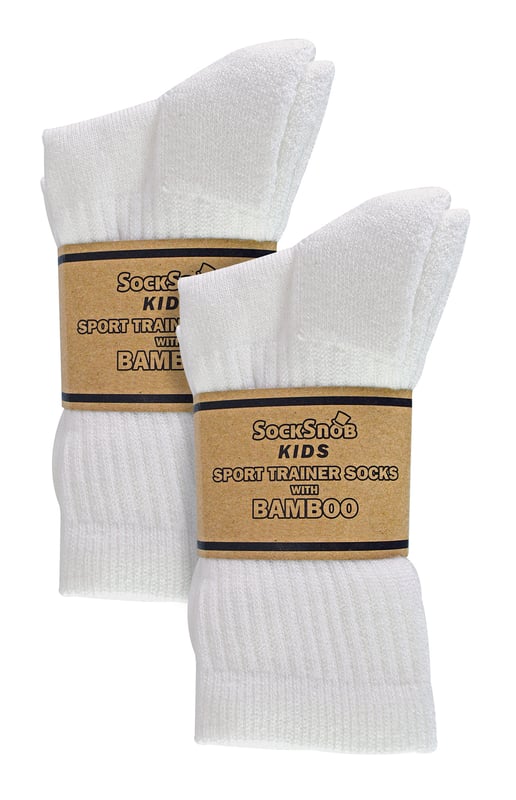 Als uw kinderen van sporten houden, willen we dat ze zich zo comfortabel mogelijk voelen. Daarom hebben we comfort en kwaliteit gecreëerd en ontwikkeld in deze Sock Snob Kinderen BamboeSportsokken, in de overtuiging dat ze de voeten van je kinderen de beste allround atletische ervaring zullen geven! Bamboe is superzacht en van nature vochtafvoerend, transporteren vocht weg van hun huid en verminderen de hoeveelheid zweet die hun voeten produceren tijdens het sporten. Een mesh-panelen die in de sportsokken zijn gebreid (op de bovenkant van de voet) verminderen ook de opbouw van vocht. Dit verkleint ook de kans op blaren op de voeten. Dus al die eigenschappen van bamboevezels maken deze sokken perfect voor sportdagen op school of als je je kind meeneemt naar de training. Ze zullen zich heerlijk voelen tijdens het sporten. spelen hun favoriete spel! Er is ook demping toegevoegd aan de onderkant van de voet, de hiel en de teen voor extra comfort. De bovenkant van de sokken is ook niet te nauw, maar ook niet te los, zodat ze naar beneden vallen. Ze zijn verkrijgbaar in 2 maten: 3-7 jaar (27-30 EU) en 8-11 jaar (30-36 EU), ze zijn gemaakt van 36% Katoen 36% Bamboe (Viscose) 26% Polyamide 2% Elastaan ​​en verkrijgbaar in een verpakking van 6. Ze zijn veilig wasbaar in de machine.