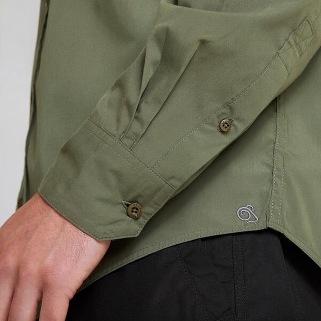 65% Polyester, 35% Cotton. Design: Logo, Plain. Pockets: 2 Front Pockets. Sleeve-Type: Long-Sleeved. Neckline: Turn Down Collar. 7 Button Placket, Insect Bite-Proof, Sun Protective. Fabric Technology: Anti-Insect Treatment, NosiDefence, Solarshield. Sun Rating: UPF 40+. Easy-Care. Sustainability: Made from Recycled Materials.