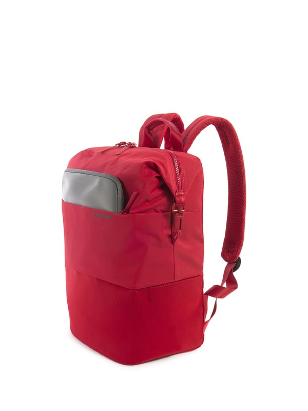 Mochila unisex. El cierre es con cremallera. Hay dos bolsillos internos abiertos. Los bolsillos exteriores son uno frontal con cremallera y dos laterales abiertos. Falta la correa para el hombro. El mango está fabricado en nailon. Hay un compartimento interno. El material exterior es 100% nailon. Internamente es poliéster. Medidas: 36x28,5x13 cm. Producto de moda