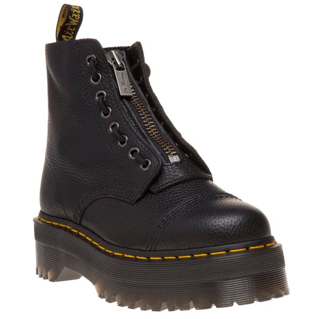 La nouveauté de Dr. Martens est le style féminin Sinclair, une botte décontractée en cuir noir au design agressif.