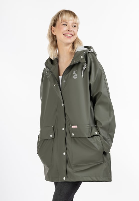 La veste de pluie de myMo est très tendance avec sa forme large de poncho. De plus, le matériau enduit est non seulement imperméable à l'eau mais aussi au vent grâce aux coutures scellées et protège ainsi parfaitement contre toutes les conditions météorologiques. La doublure intérieure est en jersey doux, ce qui rend le vêtement encore plus confortable. Une grande capuche avec des cordons de serrage et un cordon scintillant, des poignets réglables et une longueur optimale assurent également une protection durable. Des trous de circulation d'air efficaces sous les bras permettent une bonne respirabilité. Les œillets, les boutons et d'autres petits détails ont été décorés avec de beaux logos estampés très stylés.Remarque importante concernant les tailles : comme la veste a une forme oversize particulière, elle est compatible avec plusieurs tailles : taille XS/S - va jusqu'à la taille 42/44 taille M/L - va jusqu'à la taille 46/48 taille XL/XXL - va jusqu'à la taille 50/52