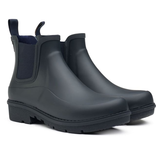 Presentamos Fitflop Wonderwelly Chelsea, una bota de lluvia elegante y cómoda. El tono azul profundo es moderno, mientras que la tecnología suave Wonderwelly Comfort amortigua tus pies. Póntelas fácilmente con el estilo sin cordones, la presilla del talón y los refuerzos elásticos. Mantente seco con estilo y comodidad con Fitflop Wonderwelly Chelsea.