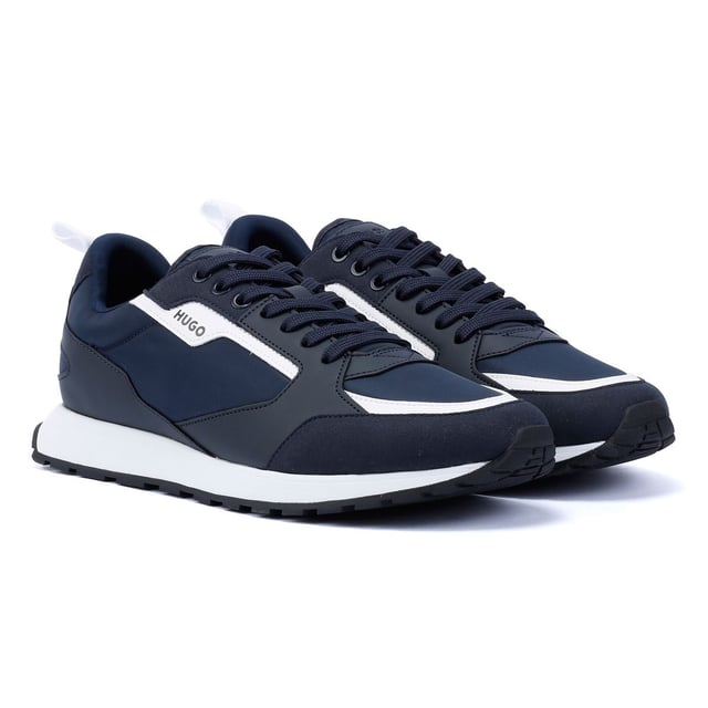 Hugo Icelin Runn Herren Navy Turnschuhe Stylische Sneakers mit einem Obermaterial aus einem Mix aus hochwertigen Materialien für Strapazierfähigkeit und Struktur. Der flache Knöchelkragen sorgt für einen eleganten Look und die gepolsterte Innensohle für ganztägigen Komfort. Die leichte EVA-Laufsohle sorgt für hervorragende Flexibilität und Unterstützung.