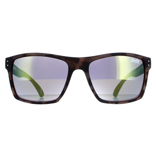 Las gafas de sol Superdry Kobe SDS 122 de goma mate gris tortuga amarillo flash espejo son una combinación perfecta de diseño deportivo y elegante. Las patillas de las gafas llevan el icónico logo de Superdry, añadiendo un toque de diseño. Perfectas para quienes buscan añadir un toque deportivo a su look, estas gafas de sol son lo suficientemente versátiles como para combinarlas con cualquier atuendo, ya sea elegante o informal.