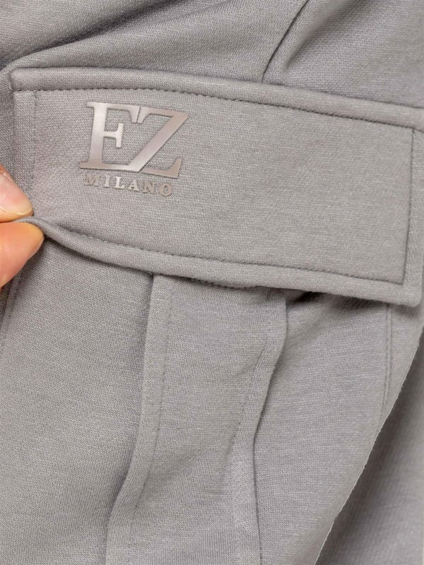 Experience superior comfort and style with Enzo Men's Regular Fit Cargo Joggers! Crafted with a brushed back inner fleece lining, these joggers are designed to keep you cozy all day long. Perfect for casual wear, they feature convenient 2 side slash pockets and 2 cargo pockets, providing ample storage space for your essentials. Stay on-trend with the cuffed leg design, offering a modern silhouette and added comfort.