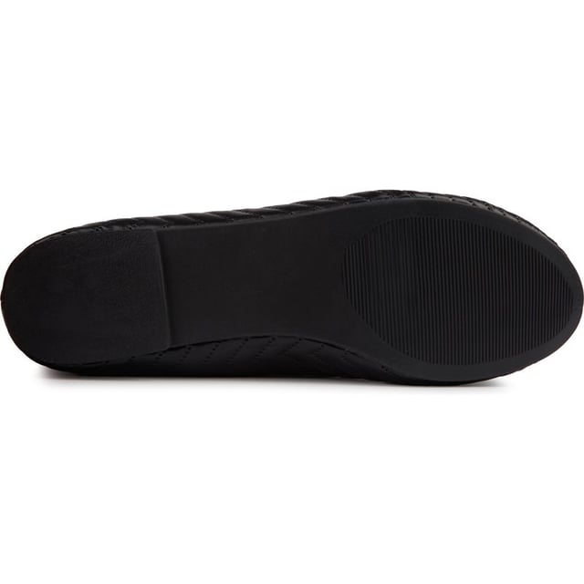 Deze prachtige Stevi ballerina van Solesister is een veelzijdige platte pump, die je de hele dag en tot in de avond kunt dragen en complimenteert je smart tot casual looks. Dit tijdloze kledingstuk is gemaakt van een gewatteerd bovenwerk in leerlook met een zachte voering, een comfortabel voetbed en een flexibele, slanke buitenzool voor een vleugje elegantie. Een gemakkelijk te dragen klassiek model met een zachte binding aan de bovenlijn. Een delicate strik voegt details toe aan het balletontwerp.