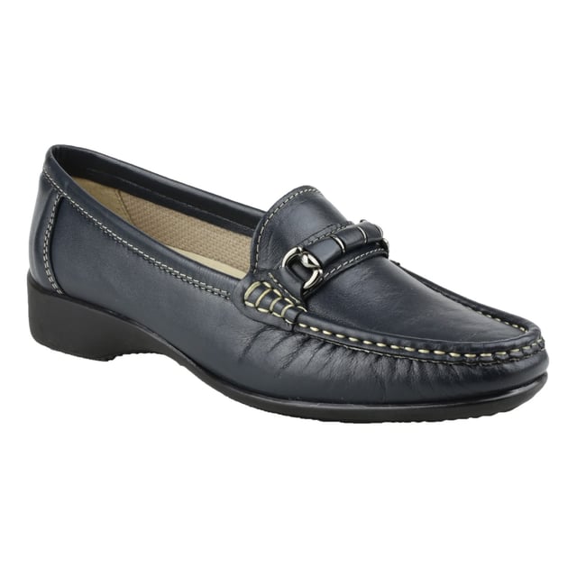 Cotswold Damen Barrington Loafer-Schuh. Schlupfschuh mit Zwickel an den Seiten für sicheren Sitz. Niedriger Absatz. Gepolsterte Knöchelpolsterung. Schicker Lederschuh. Akzentnähte. Schnallenverzierung auf der Vorderseite des Schuhs. Rutschfeste Sohle. Obermaterial: Leder, Futter: Textil, Sohle: TPR.