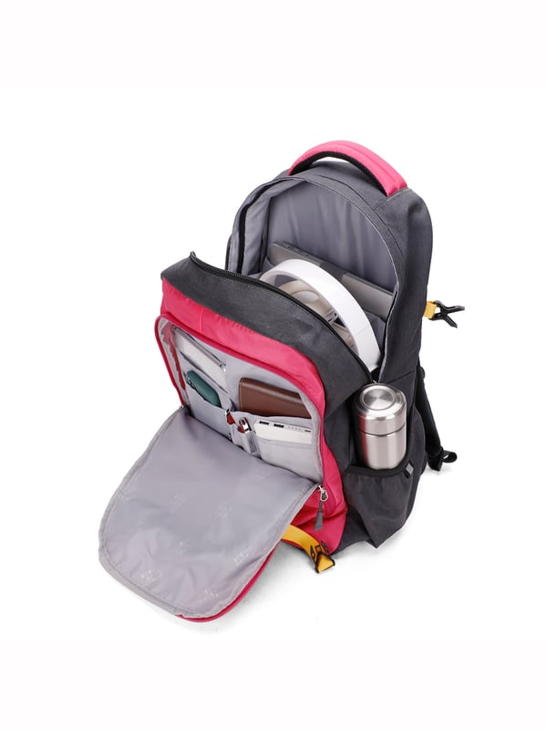 Mochila unisex. El cierre es con cremallera. Los bolsillos internos son uno abierto. Hay tres bolsillos externos con cremallera y dos laterales abiertos. Falta la correa para el hombro. El asa es de tela. Hay un compartimento interno. El material exterior es poliéster. Internamente está forrado en poliéster. Medidas: 33x47x21 cm. Producto de moda