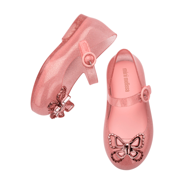 Keep your childs feet happy and dazzling with the Melissa Sweet Love Fly ballerinas! Delicate and charming, they have injected glitter details on the upper and on the sole. The highlights are the two butterflies on the vamp - the bottom one has small sparkly details, and the top one is a sophisticated silver