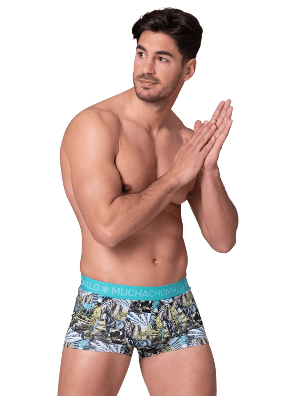Die Boxershorts/Unterhosen von Muchachomalo sitzen wie angegossen und sind aus hochwertiger Baumwolle gefertigt. Ein weicher, elastischer Bund mit Logo aus Mikrofaserstoff sorgt für zusätzlichen Komfort.  Spezifikationen • 2 Stück • Normale Passform • Flache Nähte für zusätzlichen Komfort • Weicher Bund mit Muchachomalo-Logo  Wartung • Bei 30 Grad waschen • Nicht im Trockner trocknen • Bei mittlerer Hitze bügeln (2 Punkte)  Warum Muchachomalo? Muchachomalo arbeitet nur mit Fabriken zusammen, die BSCI- und OEKO-TEX-zertifiziert sind. Ziel dieser Fabriken ist es, die Arbeitsbedingungen kontinuierlich zu verbessern. Sie kämpfen für das Recht, eine Gewerkschaft zu gründen, für sichere Arbeitsbedingungen und sind gegen Zwangs- und Kinderarbeit. Sie ermöglichen es Verbrauchern und Unternehmen außerdem, verantwortungsvolle Entscheidungen zu treffen, die unseren Planeten für zukünftige Generationen schützen.
