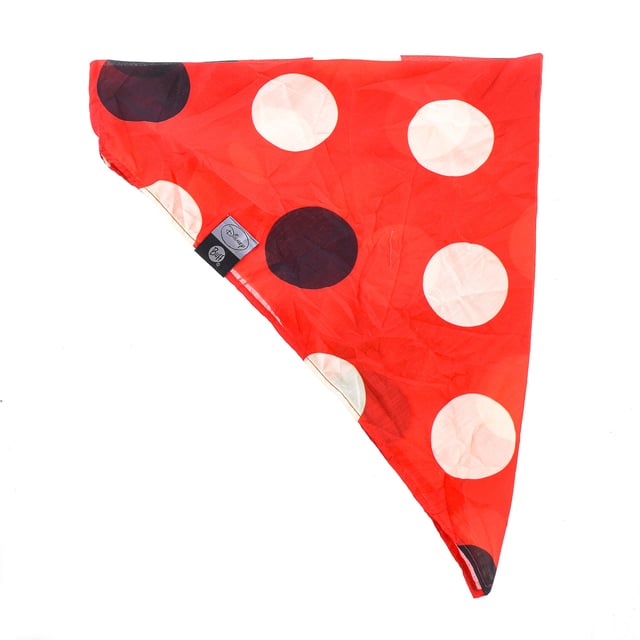 Disney bandana from the Buff brand.
 Ideal complement to protect the neck and face.
 Breathable material.
 Nice, light and soft to the touch.
 Comfortable fit that offers freedom of movement and flexibility.
 Measures: 32x38cm
 Composition: 100% polyester
 Care:
Wash at maximum 40º.
 Do not use bleach.
 It does not allow the use of the iron.
 It cannot be dry cleaned.
 Do not use dryer.