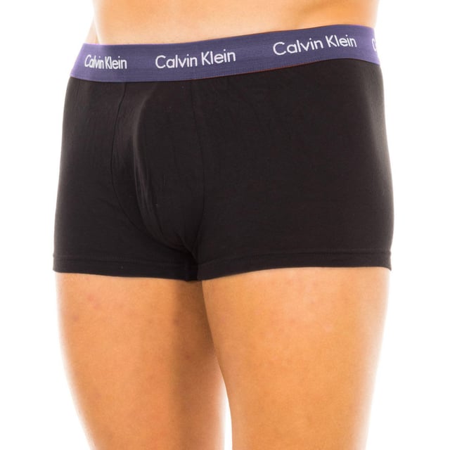 Pack-3 Bóxer Calvin Klein.
Color Negro-cinturilla multicolor
Cinturillas de goma elástica con el nombre de la firma bordado consecutivamente.
Tejido cómodo y transpirable.
Frontal anatómico, con capacidad de sujetar sin apretar.
Corte del bajo con acabado acanalado. 
Costuras vistas a tono.

Composición:  95% Algodón, 5% Elastano

 Instrucciones de lavado:
-Lavar a temperatura máx. 40ºC.
-No usar lejía.
-Admite lavado en seco.
-Permite utilizar secadora.
-Planchar a temperatura máx. 130ºC.