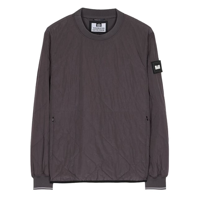 Suéter para hombre Phoenix de Weekend Offender: un complemento versátil y cómodo para tu vestuario informal. Conocido por su estética streetwear contemporánea, Weekend Offender presenta el jersey Phoenix, que combina la moda urbana con un aire relajado.

Características principales:

 Diseño moderno:  El jersey Phoenix tiene un diseño moderno y urbano que refleja la influencia del streetwear de Weekend Offender. Busca detalles únicos, estampados o adornos que contribuyan a su estilo distintivo.

Tejido cómodo: Confeccionado con un tejido cómodo y de alta calidad, este jersey garantiza una sensación suave y acogedora. La elección del material es probable que proporcione calor, por lo que es adecuado para diversas ocasiones y temporadas.

Puños y dobladillo de canalé: El jersey puede incluir puños y dobladillo acanalados, lo que añade un toque clásico a la vez que garantiza un ajuste seguro y cómodo. Este elemento de diseño realza la estructura general de la prenda.

Marca sutil: Busca una marca Weekend Offender sutil, como un logotipo o emblema discretamente colocado en el jersey. Weekend Offender es conocido por su marca discreta pero reconocible.

Cuello redondo: Es probable que el jersey esté diseñado con un cuello redondo clásico, que proporciona un escote atemporal y versátil que se adapta a varios estilos y preferencias.

Ideal para vestir a capas: El jersey Phoenix es adecuado para vestir a capas, tanto si lo combinas con una camisa de cuello para un look más pulido como si lo llevas sobre una camiseta para un aire informal.