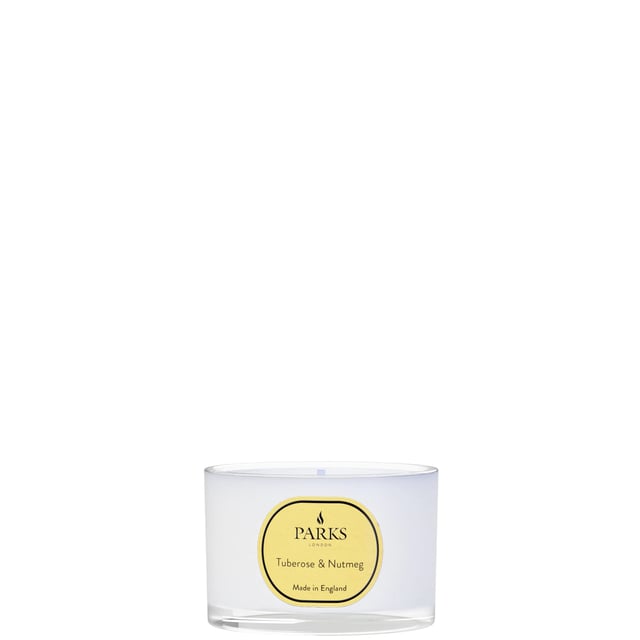 Ervaar de pure gelukzaligheid en geurige allure van onze TUBEROSE & YLANG YLANG REISKANDEL 70G. Laat je meevoeren naar een wereld vol betoverende geuren en heerlijke ontspanning, waar je ook naartoe gaat. Een must-have voor wie van de fijnere dingen in het leven houdt. Geniet van de ultieme geurontsnapping met onze TUBEROSE & YLANG YLANG REISKANDEL 70G. Dompel jezelf onder in zalige ontspanning en neem je zintuigen mee naar een wereld van pure verwennerij. De perfecte metgezel voor degenen die de fijnere dingen in het leven waarderen.