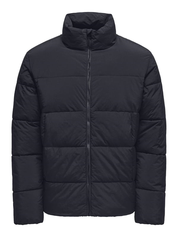 Diese Steppjacke vereint stilvolles Design mit funktionaler Wärme. Der hochschließende Kragen und der durchgehende Reißverschluss mit Kinnschutz bieten optimalen Schutz vor Wind und Wetter. Elastische Ärmelabschlüsse sorgen für eine bequeme Passform und verhindern Zugluft. Die leichte, aber warme Fütterung macht sie perfekt für kühle Tage, ohne dabei auf Bewegungsfreiheit zu verzichten. Die normale Passform garantiert angenehmen Tragekomfort und ausreichend Platz für zusätzliche Schichten. Egal ob in der Stadt oder in der Natur, diese Jacke ist der ideale Begleiter für die Übergangszeit. Funktionalität trifft hier auf schlichte Eleganz.