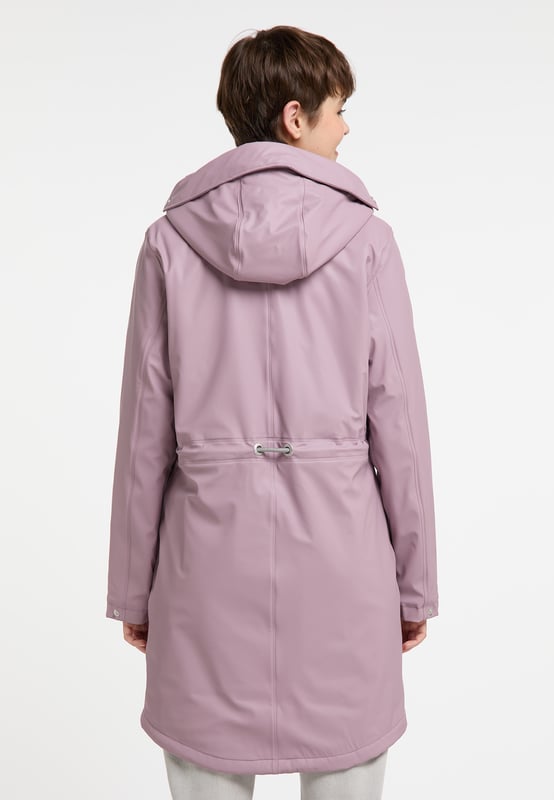 Hier komt kleur om de hoek kijken. De myMo regenjas maakt grijze herfst- en winterdagen wat vrolijker. De wind- en waterafstotende regenparka heeft een fantastische lengte, terwijl de zachte voering van imitatiebont u ook op koude dagen behaaglijke warmte biedt. Extra bescherming wordt geboden door het gecoate materiaal, de gevoerde capuchon met stevig koord en de verborgen ritssluiting. Kritieke plekken zoals de naden of de zakken zijn afgedicht of beschermd met flappen. Met het trekkoord in de taille kunt u de toch al licht getailleerde jas nog dichter bij uw figuur dragen.