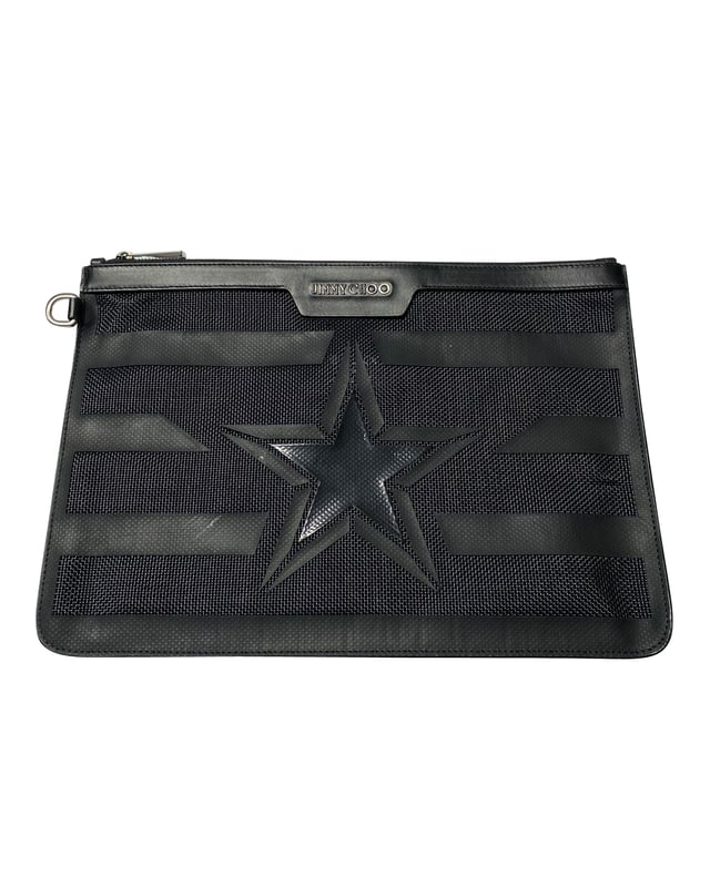 VINTAGE, RRP AS NEW
Made in Italy, this clutch bag by Jimmy Choo is crafted from black leather. Fit in your daily essentials with this bag that features a star and stripes design with interior pockets, finished with zip closure.

Jimmy Choo Derek Clutch Bag in Black Leather
Condition: very good
Color: black 
Material: Leather
Sign of wear: Yes
SKU: 94461