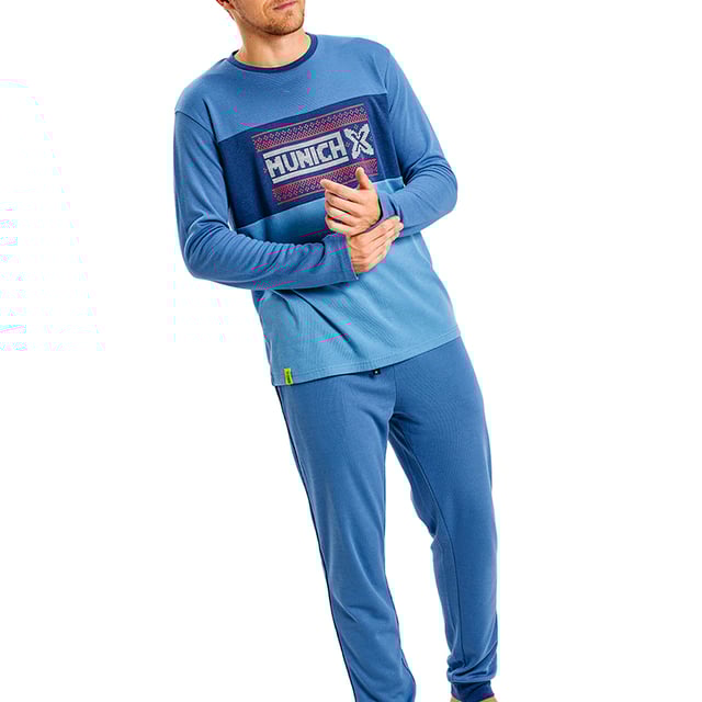 Pijama de  manga larga Munich.
Color Azul
Camiseta de manga larga y cuello redondo.
Diseño con gráficos de la marca.
Pantalón largo.
Cinturilla elástica.
Bajos rectos.
Costuras vistas a tono.

Composición:  60% Poliéster, 40% Algodón.

-Lavar a temperatura máx. 30º.
-No usar lejía.
-Planchar a temperatura máx. 110º.
-No admite lavado en seco.
-Permite utilizar secadora.