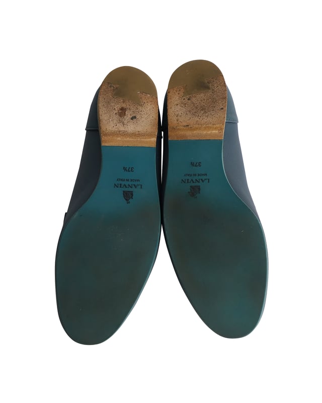 VINTAGE, RRP AS NEW
The Lanvin Tassel Loafers combine sophisticated style with casual comfort in signature blue leather. Add them to your collection of chic loafers and high heels.

Lanvin Tassel Loafers in Blue Leather
Material: Leather
Size: EU37.5
Condition: Very good
Sign of wear: Moderate wear on soles and insoles; Minor creasing on vamps
SKU: 292227