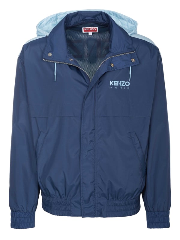 100% poliéster; chaqueta Kenzo; Modelo: 5BL156 9NA 77 01 P 226; Mano de obra de alta calidad; Ajuste extragrande; Cuello alto con capucha plegable; Cremallera oculta con tapeta con botones a presión; canesú trasero con forro de malla; Dos bolsillos laterales con cremalleras; Puños ajustables; Cintura elástica; Detalles del logotipo de Kenzo