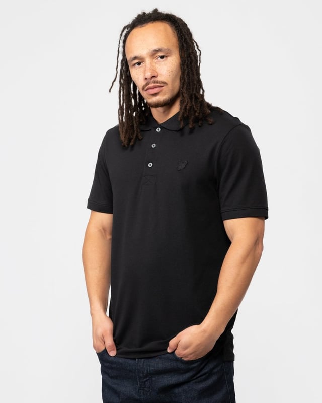 Polo Lyle & Scott en negro azabache, logotipo de la marca bordado en el pecho izquierdo, polo liso, color negro azabache, polo liso, cierre de botones, terminaciones de mangas elasticas, 97 % algodon, 3 % elastano, estilo: SP400TON Z865