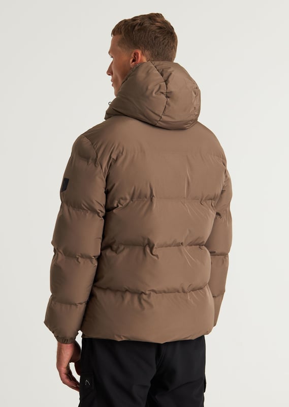 Material & Fit The Nebula is a short winter jacket. This puffer jacket is fully made of polyester, making it very lightweight. Additionally, it is water-repellent, windproof, and breathable.  Details This puffer jacket features a detachable hood and adjustable sleeve openings. The Nebula has a total of 3 pockets, including 2 hidden side pockets and one inside pocket, all with zip closures. Furthermore, the winter jacket is equipped with a plastic zipper and signature CHASIN’ details.  Performance Features  Breathable Keep warm Quick dry Water repellant Wind proof Specs  Detachable hood 3 pockets Plastic zipper Lightweight material CHASIN' details Model is wearing size L and is 1.89 m tall. His waist measures 74 cm and his chest measures 90 cm.