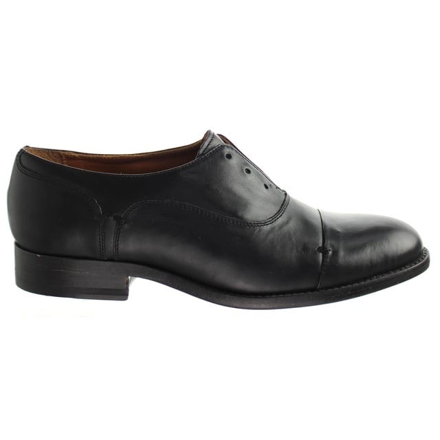 A quintessential women’s Oxford shoe with impeccable attention to detail. The Austen is a wardrobe must-have. An elegant leather outsole and beautiful, full-grain leather that can be worn with or without laces to make a major statement.
Premium hand finished, full grain leathers
Cow lined for breathability and a luxurious feel
Leather protected Poron® layer insole for maximum wearability
Leather outsole with injected TPU for shock absorption and slip-resistance
Lace-up access
1" heel