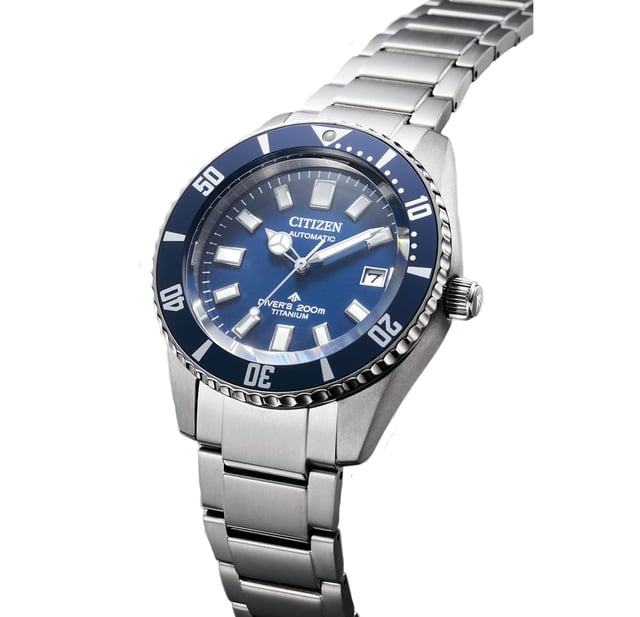 Diese Citizen Promaster Diver Analog Uhr für Herren ist das perfekte Zeitmesser, um sie zu tragen oder zu verschenken. Das silberne 41 mm runde Gehäuse kombiniert mit dem bequemen Silber-Titan-Armband sorgt dafür, dass Sie dieses atemberaubende Zeitmesser ohne Kompromisse genießen können. Angetrieben von einem hochwertigen Automatikwerk und wasserdicht bis 20 bar, wird Ihre Uhr weiterhin genau gehen. Diese Uhr verfügt über ein automatisches Uhrwerk (aufgeladen durch jede Bewegung Ihres Handgelenks; benötigt niemals eine Batterie) - Die Uhr hat eine Kalenderfunktion: Datum, leuchtende Zeiger, leuchtende Zahlen. Hochwertiges 21 cm langes und 21 mm breites Silber-Titan-Armband mit einer Klappschließe mit Druckknopf. Gehäusedurchmesser: 41 mm, Gehäusehöhe: 12 mm, Gehäusefarbe: Silber und Zifferblattfarbe: Blau.