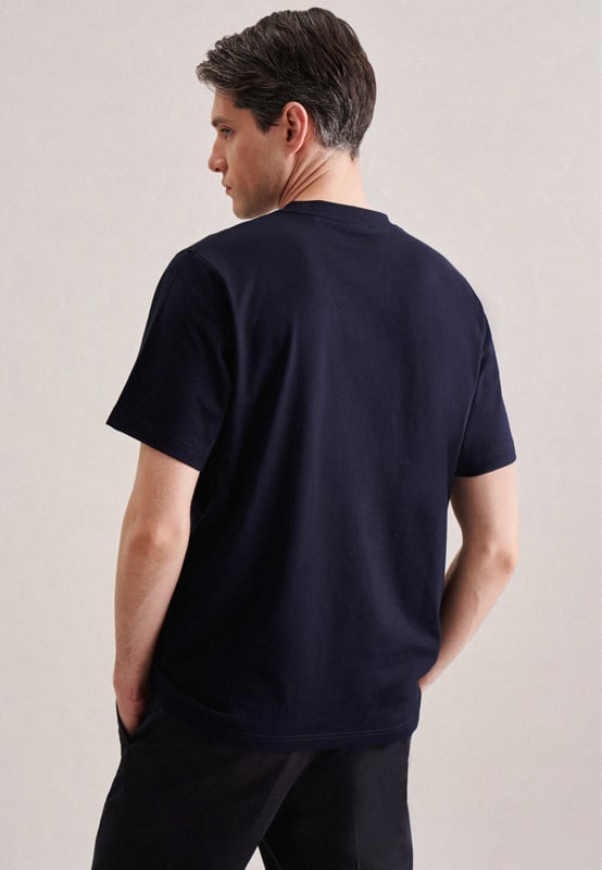 Moderner Schnitt: Das T-Shirt von Seidensticker aus der "SMART CASUAL" Kollektion erweitert Ihre Garderobe um einen hochwertigen Look, der den Geist der Zeit trifft. Es ist ein vielseitiger Klassiker, der sich ideal für Büro, Homeoffice, Veranstaltungen oder Freizeit eignet und überall überzeugt. Die Webart Plain Knitted Jersey aus 100% Baumwolle ist hochwertig verarbeitet, was sie zur perfekten Leinwand für Ihre individuellen Kombinationen macht. Das Uni-Muster macht es zu einem absoluten Must-have. Sowohl klassisch als auch modern zeigt sich das T-Shirt, das durch seine geradlinige Gestaltung vielseitig kombinierbar ist. Bei schönem warmen Wetter ist dieses Kurzarm-T-Shirt eine gute Wahl. Besonders unterstrichen wird der smarte Charakter durch einen Rundhals-Ausschnitt.