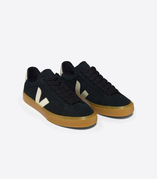 Til je Veja-spel naar een hoger niveau met deze Bold Campo-sneakers, een zwarte court-basic voor de modebewuste met een geweten. Gemaakt van zacht suède en aangevuld met een contrasterend, wit V-logo en hielkussen, een rubberen zool van duurzame en deels biobased materialen en een voering van biologisch katoen, zijn deze gestroomlijnde kicks gedurfd, comfortabel en aards.