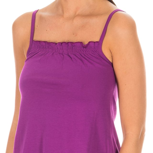 Top de tirantes finos Armand Basi
Color Morado.
Contorno superior elástico, con acabado de volante a tono.
Tejido transpirable y elástico.
Bordado de la firma, en el lateral inferior.
Volante inferior a contraste.
Costuras vistas a tono.

Composición:  100% Algodón.

Instrucciones de lavado:
- Lavar máximo a 40ºC.
- Planchar a media temperatura, máx. 110ºC.
- Permite usar secadora.
- No usar lejía.
- No admite el  lavado en seco.