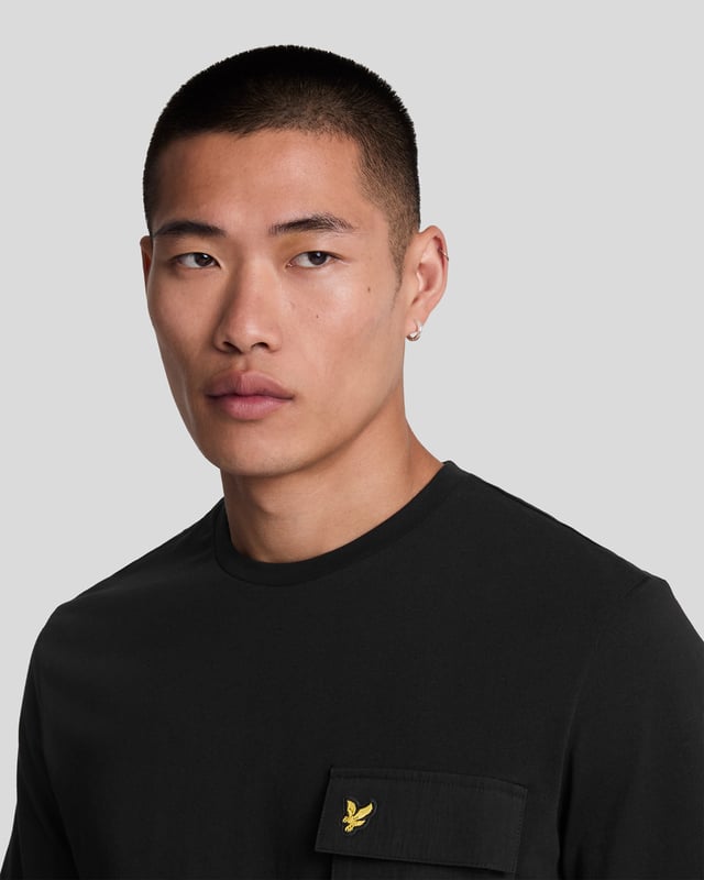 A plain tee with a bit of personality, this one features a woven chest patch pocket with a fold over closure in a contrasting hue. It has a round neck, short sleeves and is cut for a comfortable fit. - Round neck 
- Short sleeves 
- Contrast chest patch pocket with fold over closure
- Composition: 100% cotton