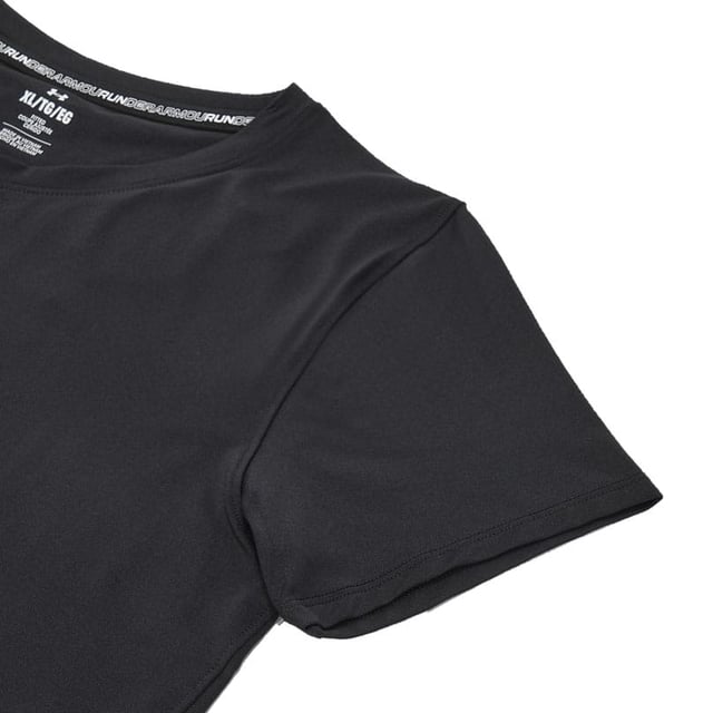 We flattened out the fibers and added some science to create a gamechanging fabric that quickly pulls heat away from the skinkeeping you calm, cool, and crushing at max capacity.- Iso-Chill fabric helps disperse body heat, making it feel cool to the touch.- Laser perforations on back panel for ultimate breathability.- 4-way stretch material moves better in every direction.- Material wicks sweat and dries really fast.- Fitted: Streamlined fit that’s not too tight or too loose.- 90% Polyester, 10% Elastane.- Machine washable. Ref: 1376819001.