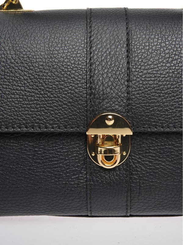 Bolso
100% piel de vaca
Cierre frontal de hebilla metálica
Cierre de cremallera superior
Dos compartimentos internos
Bolsillo interno con cremallera
Dimensiones : 17x24x9.5 cm
Mango: 22 cm
Bandolera ajustable: 120 cm